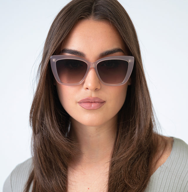 Brunette woman with straight hair wearing Barcelona Sunglasses Thistle with Brown Flat Gradient