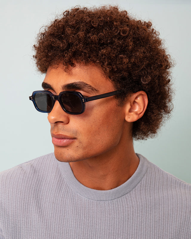 Model with afro-curly hair wearing Berlin Sunglasses Navy with Grey