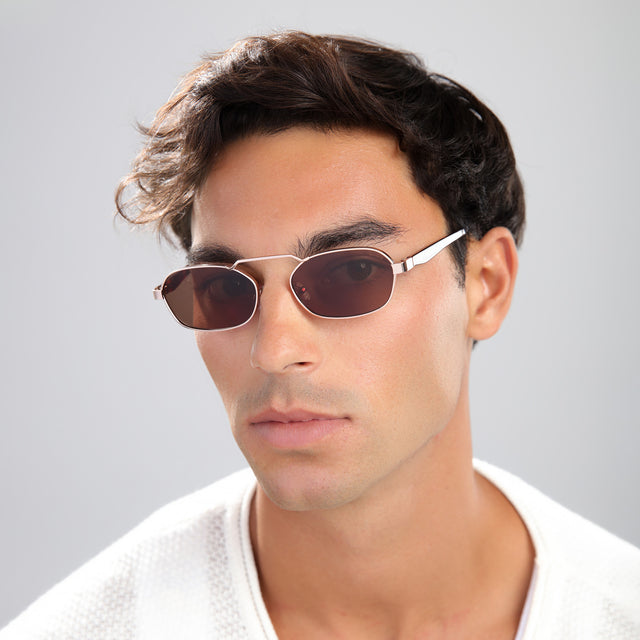 Man with brown hair in a white tee wearing Bimini Sunglasses Rose Gold/Havana with Brown Flat