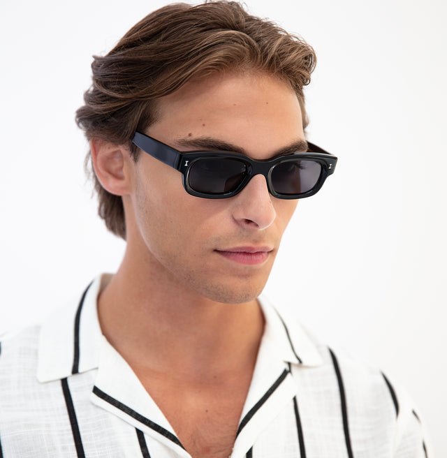 Model with light brown hair wearing Cali Sunglasses Black with Grey