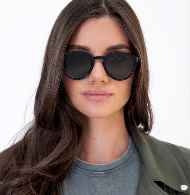 Brunette model wearing Como Sunglasses Black with Olive