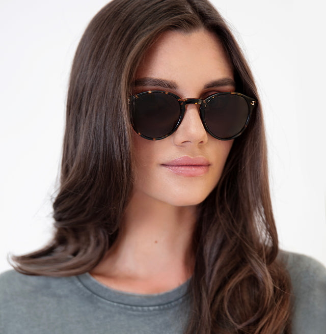 Brunette model looking to her left wearing Como Sunglasses Flame with Brown