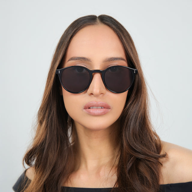 Close up of brunette woman wearing Como Sunglasses Black with Grey
