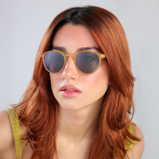 Another angle of woman with red hair in a chartreuse blouse looking right Como Sunglasses side view in Blond / Olive