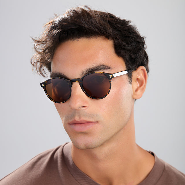 Man in brown shirt wearing Como Sunglasses Flame with Brown