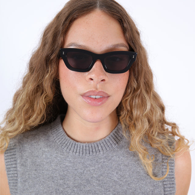 Brunette model with ombré curls  wearing Donna Sunglasses Black with Grey