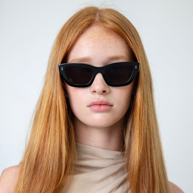 Model with long, red hair wearing Donna Sunglasses Black with Grey