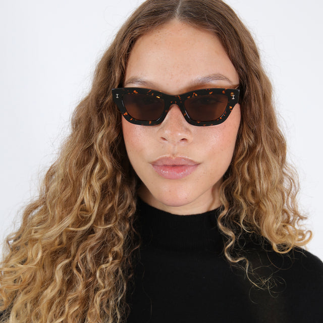 Brunette with an ombre wearing Donna Sunglasses Flame with Brown