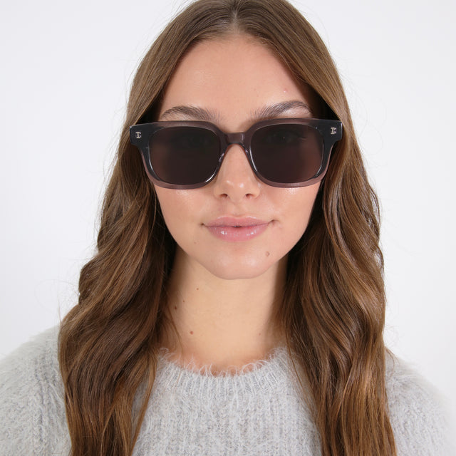 Brunette model with wavy hair wearing Ellison Sunglasses Mercury with Grey Flat