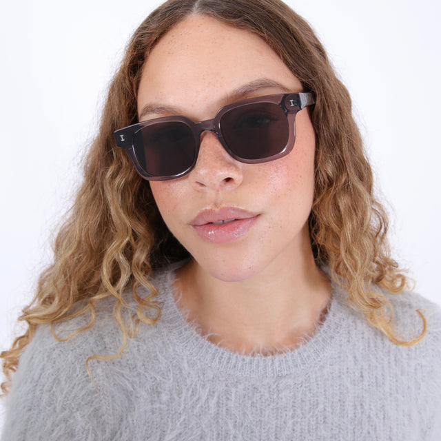 Brunette model with ombre, wavy hair wearing Ellison Sunglasses Mercury with Grey Flat