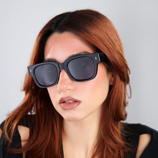 Woman with red hair wearing Francesco Sunglasses Black with Grey