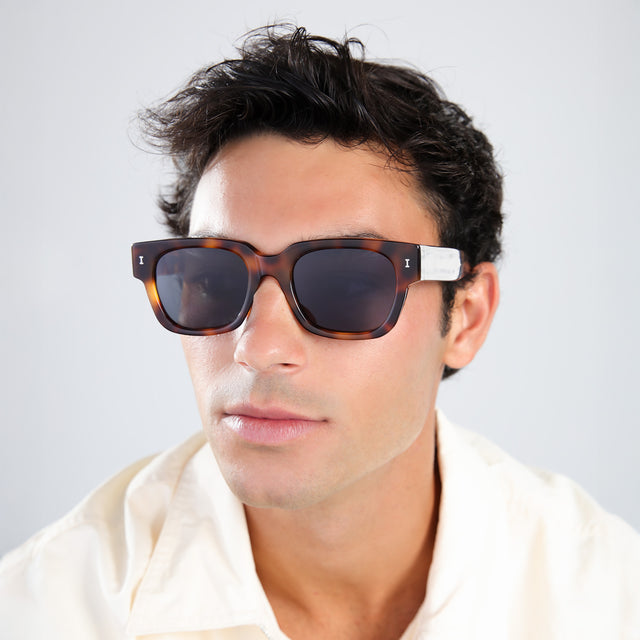 Man in a light peach linen shirt wearing Francesco Sunglasses Havana/Gold with Grey