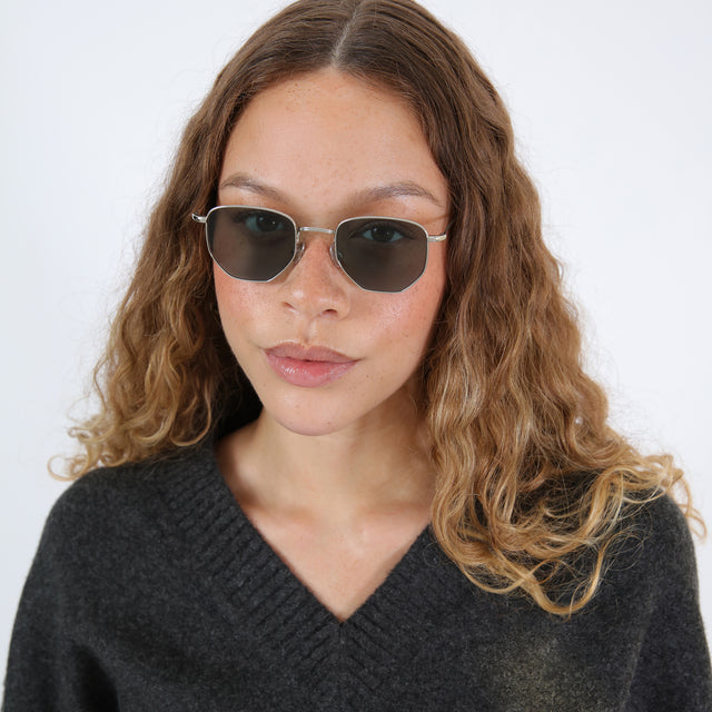 Brunette with ombre, natural curls wearing Hunter Sunglasses Silver with Olive