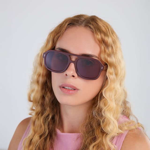 Woman with blonde, wavy hair wearing Memphis Sunglasses Bordeaux with Brown