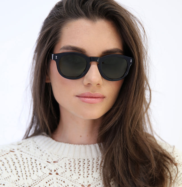 Brunette model with wavy hair wearing Murdoch Sunglasses Black with Olive