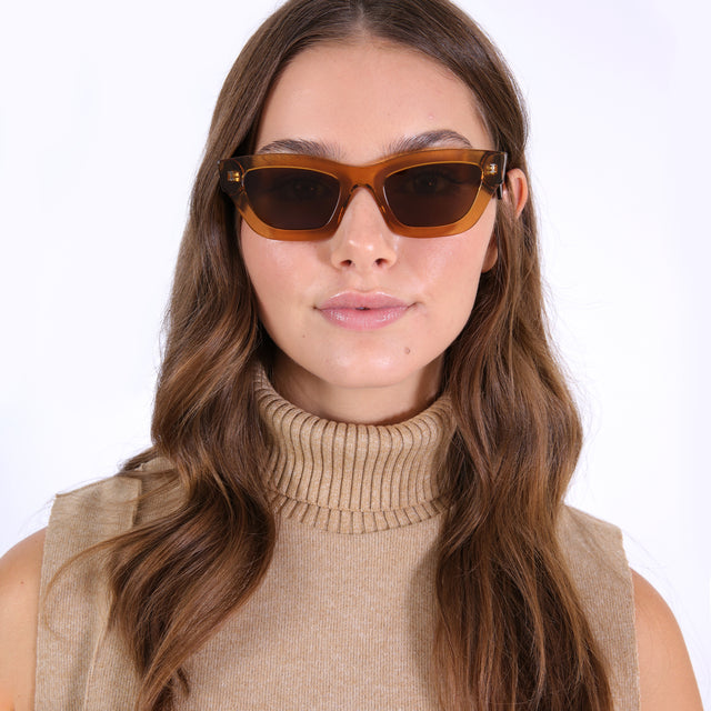 Brunette model wearing nk x illesteva Donna Sunglasses Cider/Black with Brown