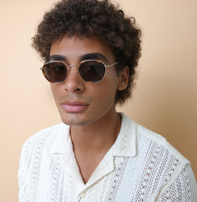Model with afro-curly hair wearing Prince Tate Sunglasses Havana/Gold with Grey Flat