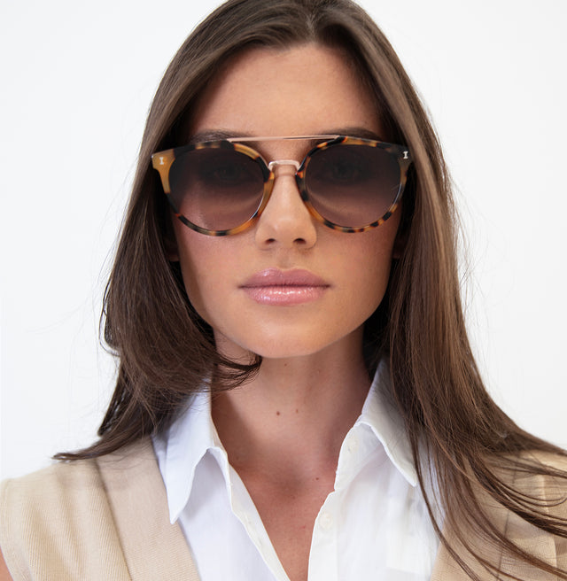 Brunette with straight hair wearing Puglia Sunglasses Tortoise/Rose Gold with Brown Flat Gradient