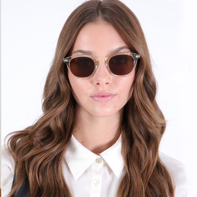 Brunette model with curled hair wearing Slope Sunglasses Champagne with Brown