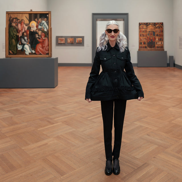 Model with silver hair at a Met Art Exhibit wearing The Met x illesteva Sunglasses Black with Brown