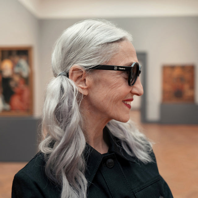 Close up of model with silver hair looking to her left wearing The Met x illesteva Sunglasses Black with Brown