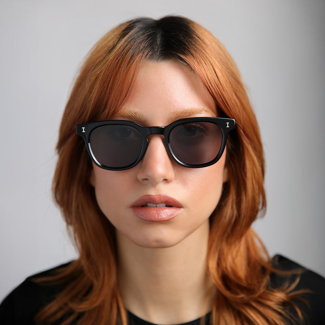 Model with red hair wearing Veneto Sunglasses Black with Grey Flat