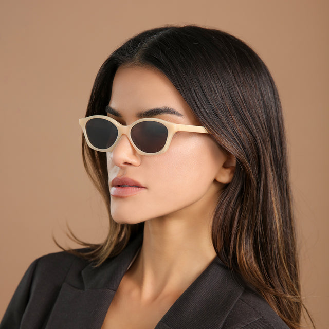 Brunette woman looking to her right wearing Vilma Sunglasses Creamsicle with Grey