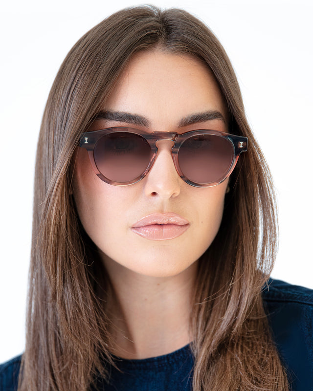 Brunette model with straight hair wearing Leonard Sunglasses Dusty Peach with Brown Gradient