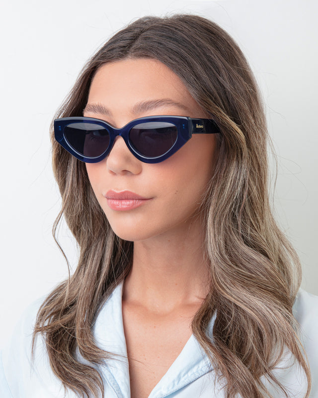 Brunette model with ombre wavy hair wearing Mary Lou Sunglasses Navy with Grey Flat