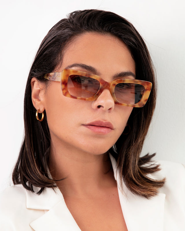 Brunette model with shoulder-length, straight hair wearing Wilson Sunglasses Amber with Brown Flat Gradient