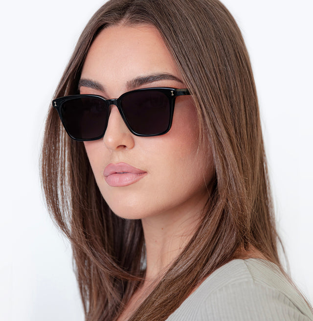 Brunette with straight hair wearing Asheville Sunglasses Black with Grey