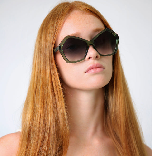 Red haired woman wearing Barbra 55 Sunglasses Pine with Grey Flat Gradient