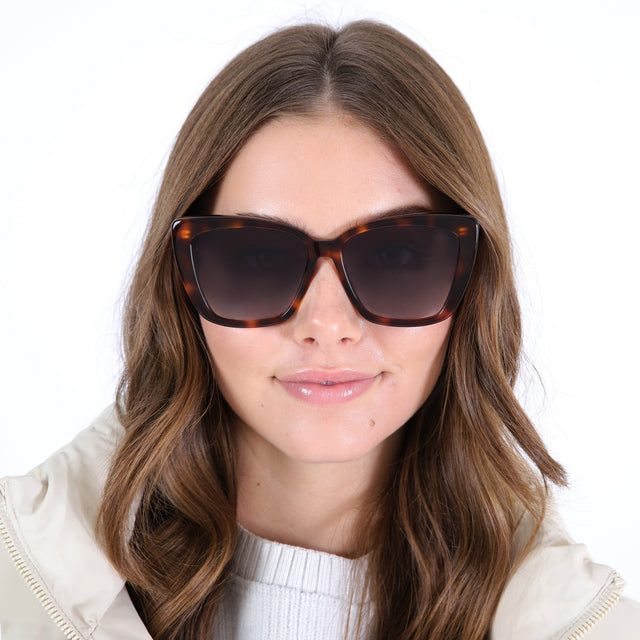 Brunette model with curled hair wearing Barcelona Sunglasses Havana with Grey Flat Gradient