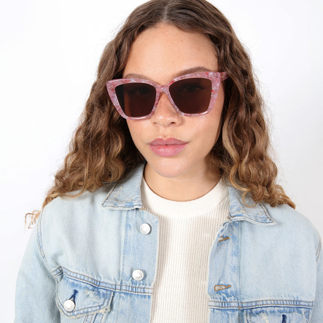 Model wearing Barcelona Sunglasses in Rose Quartz