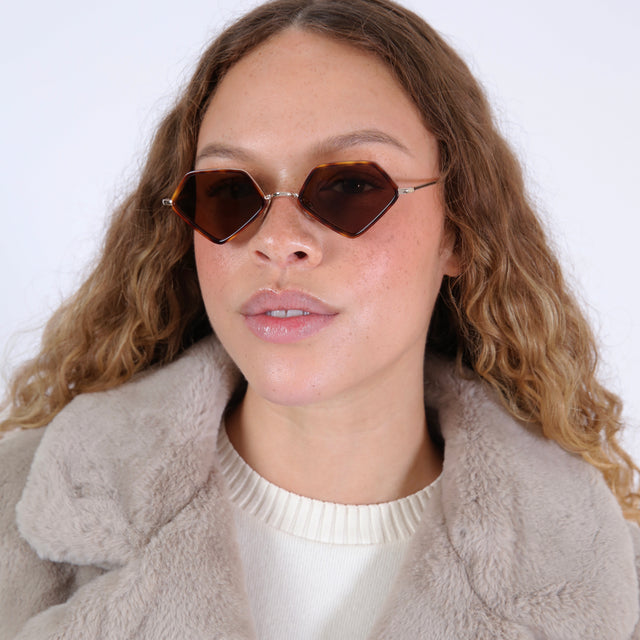 Brunette model with ombré curly hair wearing Beak Ace 53 Sunglasses Havana/Gold with Brown Flat