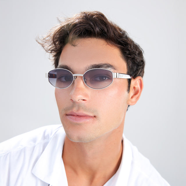 Another angle of man with brown hair in a white linen shirt wearing Bellagio A Sunglasses Silver/Havana with Grey Gradient