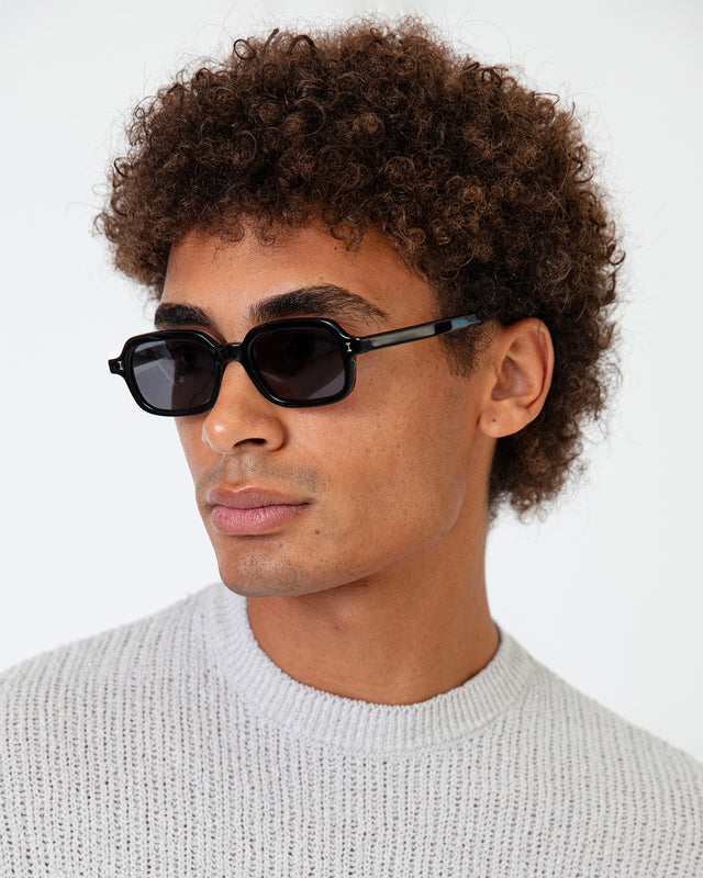 Model with afro-curly hair wearing Berlin Sunglasses Black with Grey