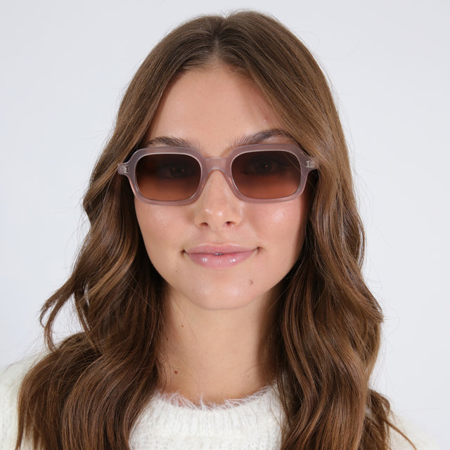 Brunette model with curled hair wearing Berlin Sunglasses Thistle with Brown Gradient