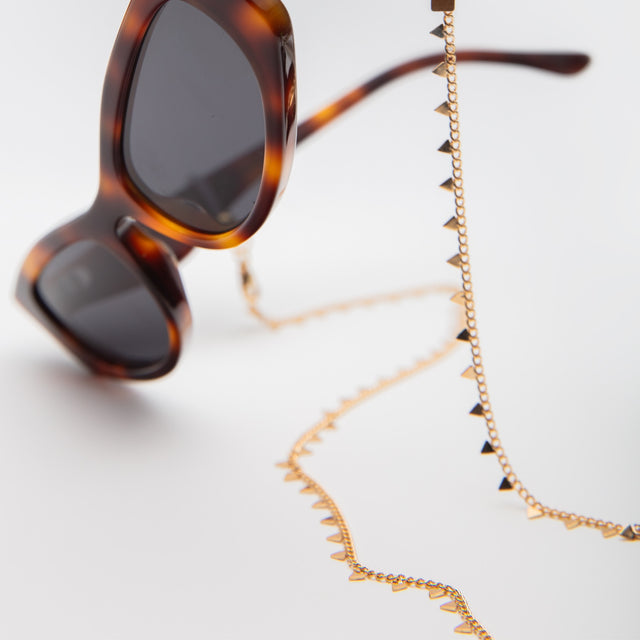 Another close up angle of chain attached to the Alexa Sunglasses  Caicos