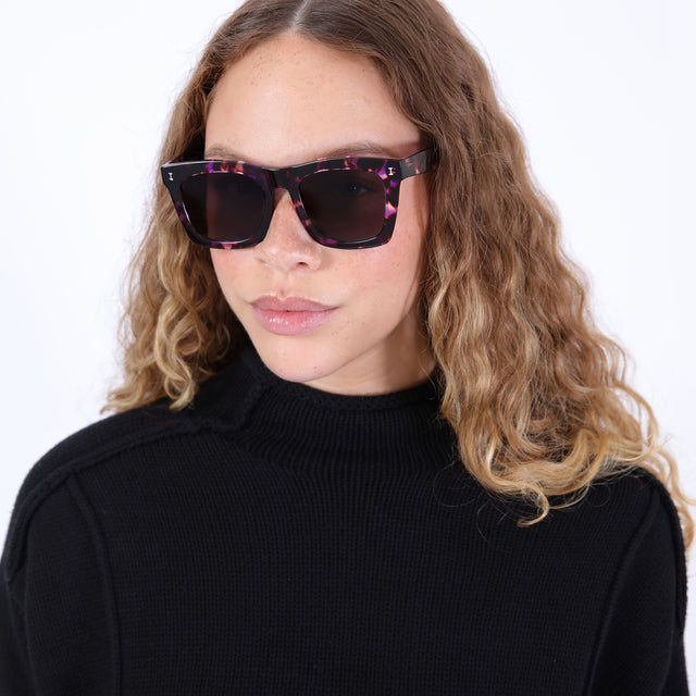 Brunette model with ombré, natural curls  wearing Charleston Sunglasses Berry Tortoise with Grey Flat