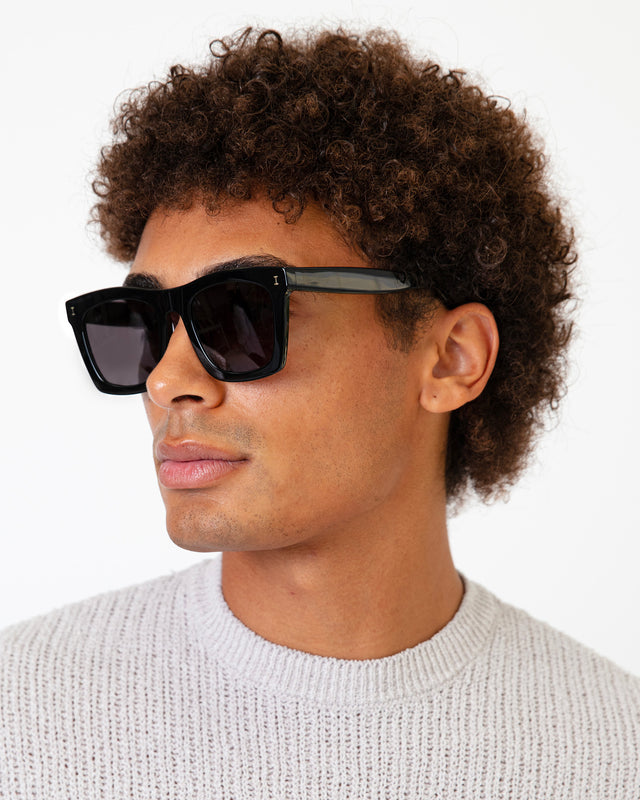 Model with afro-curly hair wearing Charleston Sunglasses Black with Grey Flat