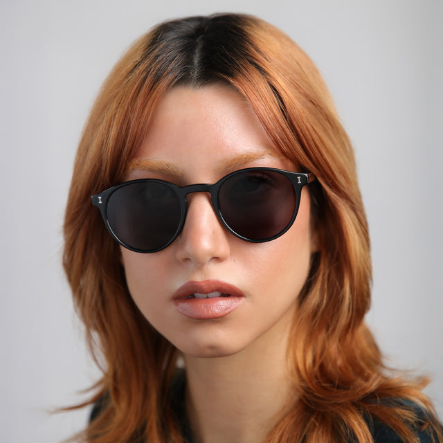 Another angle of model with red hair wearing Como Sunglasses Black with Grey