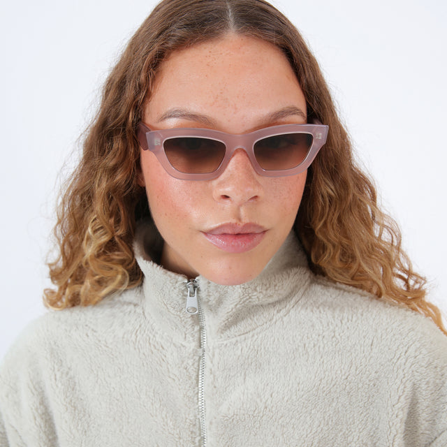 Brunette with an ombre turned to the side wearing Donna Sunglasses Thistle with Brown Gradient