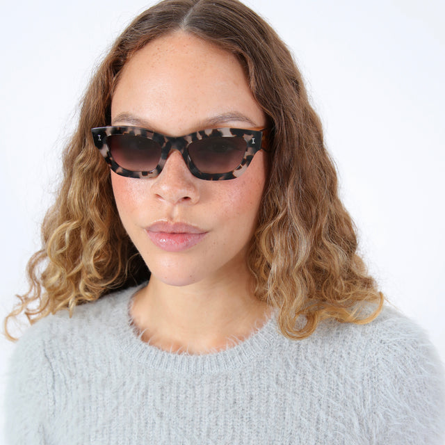 Brunette with ombre wearing Donna Sunglasses White Tortoise/Cider with Grey Gradient