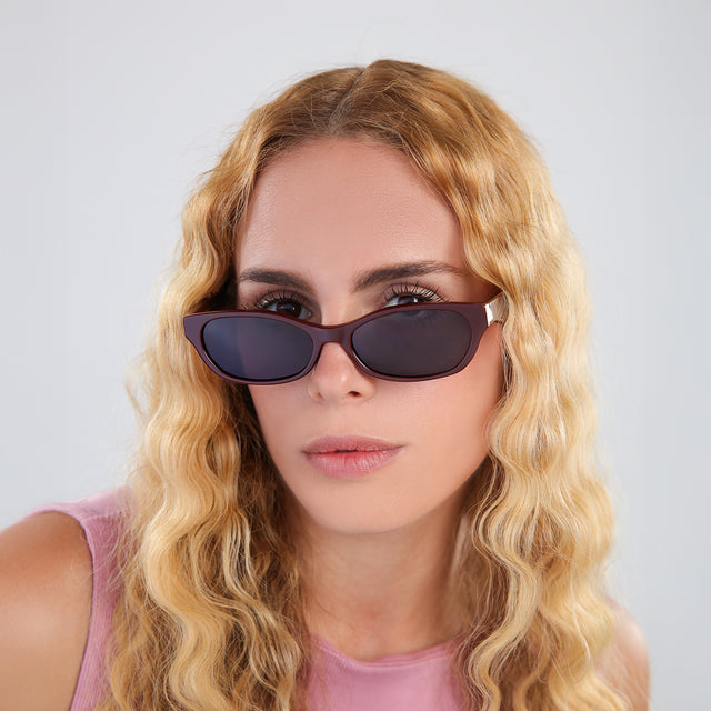 Woman with blonde, wavy hair wearing Encinitas Sunglasses Bordeaux with Grey