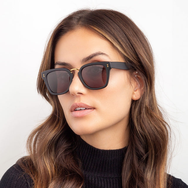 Model wearing Positano Sunglasses in Black