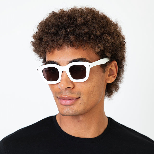Model with afro-curly hair wearing George Sunglasses White with Brown Flat