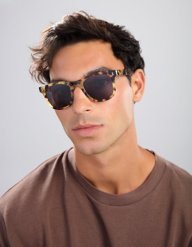 Man wearing the James Sunglasses in Tortoise and a brown shirt