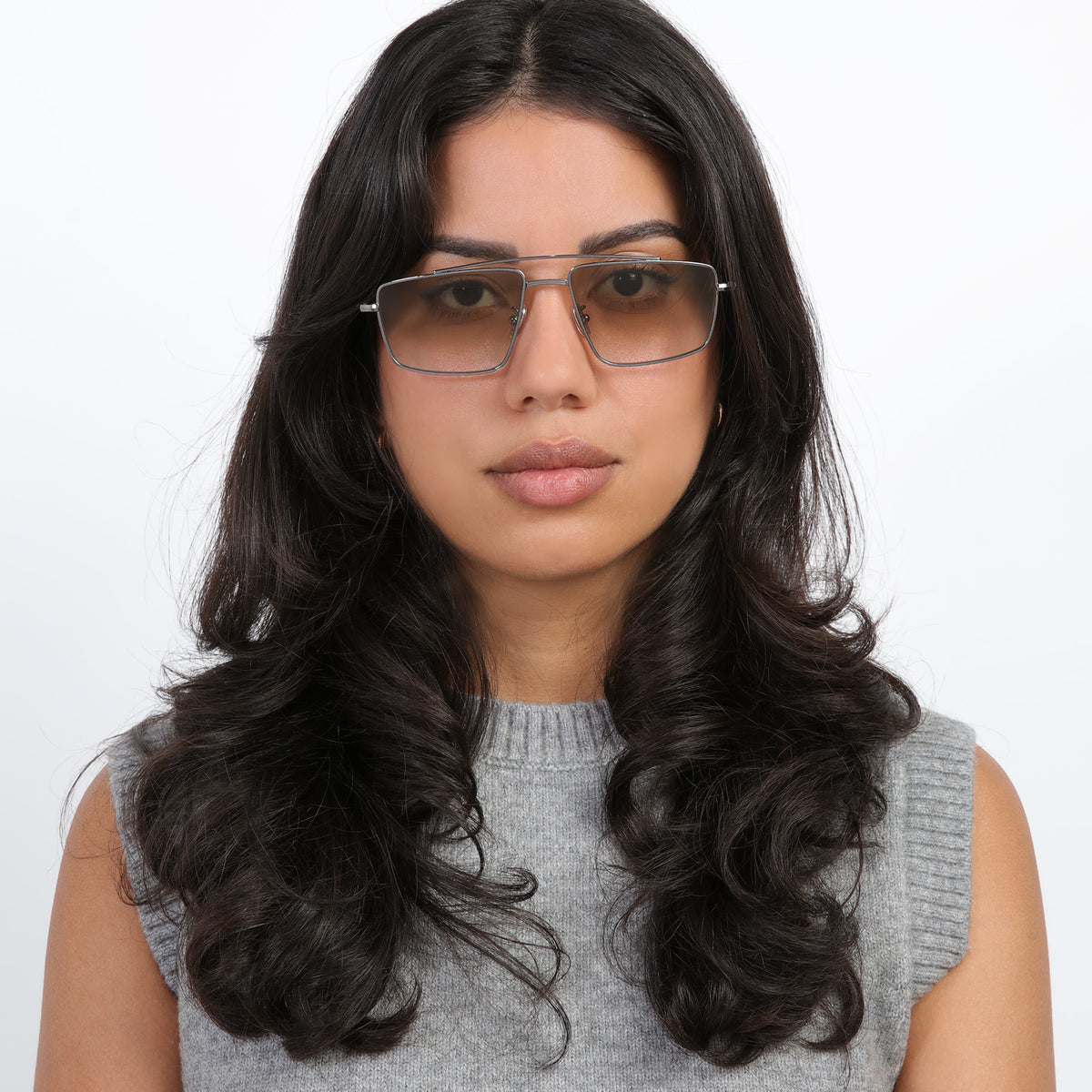 Woman wearing Jane Sunglasses in Gunmetal with Taupe Gradient lenses, Brunette model