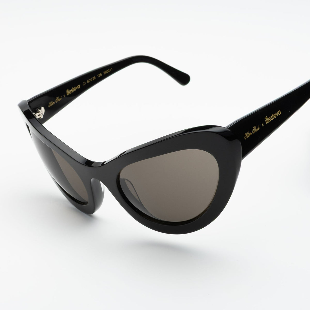 Close up of Kim Shui Sunglass temples color: Black / Grey 